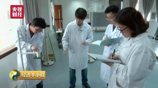 超薄玻璃厚度堪比A4纸:很结实轿车撞不碎 超薄玻璃厚度堪比A4纸:很结实轿车撞不碎